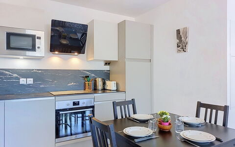 Alp'In: Aparato De Cocina, Cocina, Mueble, Mostrador, Diseño De Interiores, Electrodoméstico, Piso, Gabinetes, Madera, Electrodoméstico