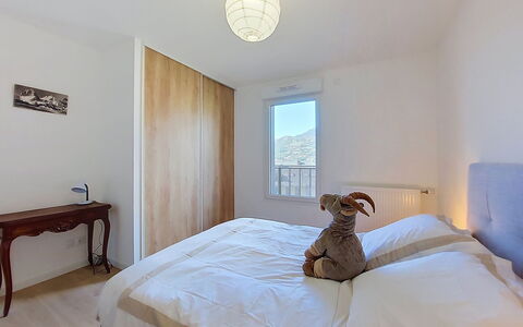 Alp'In: Cama, Habitación, Lecho, Mueble, Diseño De Interiores, Pared, Sábana, Madera, Piso, Suelo