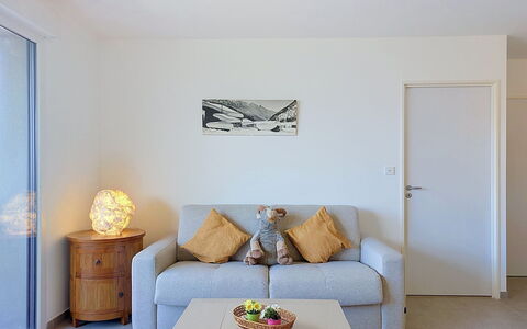 Alp'In: Mueble, Diseño De Interiores, Sofá, Pared, Piso, Suelo, Habitación, Madera, Techo, Sala