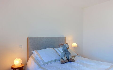 Alp'In: Cama, Mueble, Lecho, Habitación, Sábana, Diseño De Interiores, Pared, Linos, Suelo, Madera