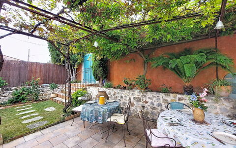 Maison de Village Manolsi: Mueble, Maceta, Losa, Jardín, Silla, Mueble Para Exteriores, Sombra, Patio Interior, Planta De Casa
