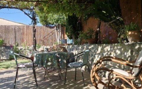 Maison de Village Manolsi: Mueble, Mueble Para Exteriores, Silla, Mesa, Mesa Al Aire Libre, Sombra, Jardín, Mesa De Café, Cocina Y Comedor Mesa, Maceta