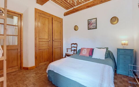 Maison de Village Manolsi: Cama, Mueble, Habitación, Diseño De Interiores, Lecho, Sábana, Madera, Habitación, Suelo, Techo