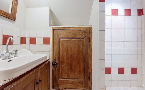 Maison de Village Manolsi: Pared, Piso, Arreglo De Tubería, Madera, Suelo, Diseño De Interiores, Grifo, Plomería, Baño, Lavabo Del Baño