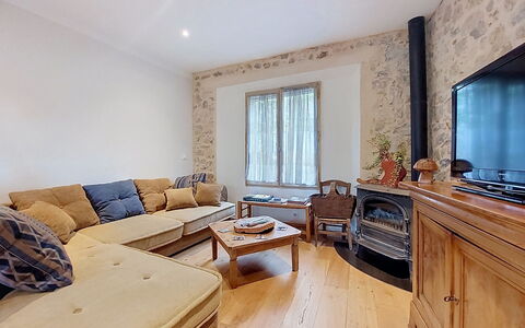 Maison de Village Manolsi: Mueble, Diseño De Interiores, Piso, Pared, Sofá, Suelo, Madera, Techo, Habitación, Sala