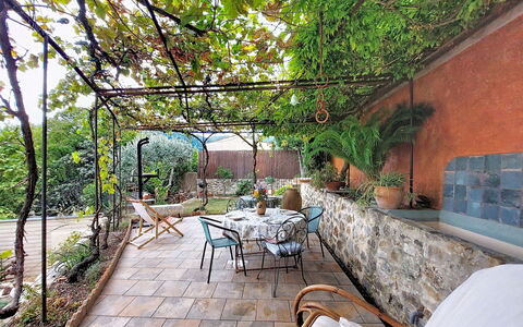 Maison de Village Manolsi: Mueble, Mueble Para Exteriores, Maceta, Losa, Silla, Jardín, Sombra, Mesa Al Aire Libre, Planta De Casa