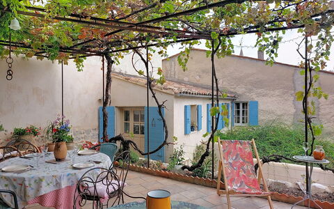 Maison de Village Manolsi: Mueble, Maceta, Silla, Mesa, Mueble Para Exteriores, Planta De Casa, Mesa Al Aire Libre, Sombra, Jardín