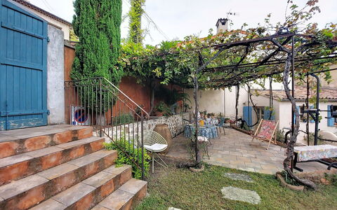 Maison de Village Manolsi: Hierro, Maceta, Jardín, Patio Interior, Sombra, Planta De Casa, Yarda, Patio, Balcón, Cerca