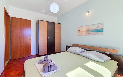 Marina 115: Diseño De Interiores, Suelo, Piso, Habitación, Madera, Cama, Mueble, Techo, Habitación, Lecho