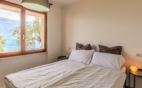Casa Panoramica: Cama, Habitación, Pared, Diseño De Interiores, Sábana, Lecho, Madera, Mueble, Suelo, Habitación