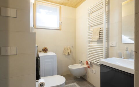 Crestun Design Duplex: Diseño De Interiores, Piso, Suelo, Pared, Arreglo De Tubería, Baño, Madera, Lavabo, Grifo, Habitación