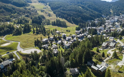 Crestun Design Duplex: Paisaje, Casa, Casa, Cordillera, Hill Station, Valle, Pendiente, Alpes, Alerce, Pueblo