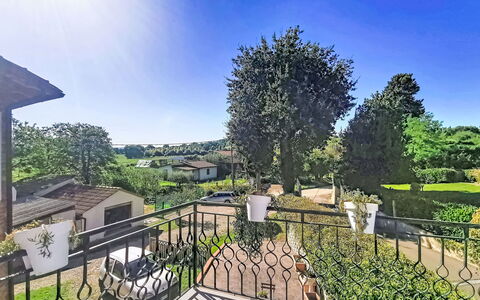 Le Fonti Terrazza: Jardín, Cerca, Inmuebles, Césped, Paisajismo, Suburbio, Yarda, Balcón, Patio Interior, Inicio De Esgrima