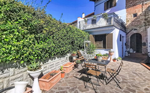 Le Fonti Terrazza: Pared, Maceta, Planta De Casa, Balcón, Sombra, Patio, Losa, Hacienda, Patio Interior