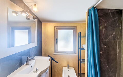 Le Fonti Terrazza: Piso, Arreglo De Tubería, Pared, Diseño De Interiores, Baño, Suelo, Grifo, Lavabo, Techo, Lavabo Del Baño