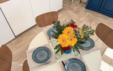 A Casa di Ara: Mueble, Vajilla, Piso, Mesa, Diseño De Interiores, Comedor, Madera, Cocina Y Comedor Mesa, Suelo, Textil