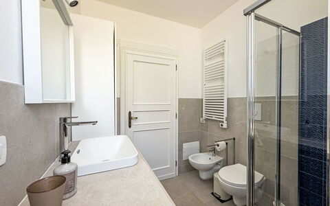 A Casa di Ara: Piso, Diseño De Interiores, Suelo, Arreglo De Tubería, Techo, Baño, Habitación, Lavabo, Grifo, Encendiendo