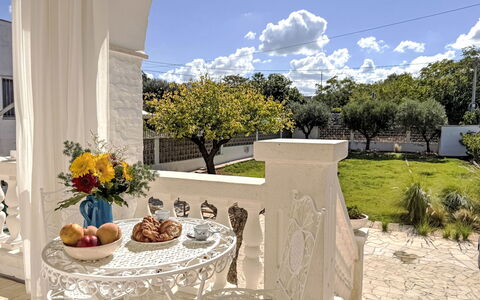 A Casa di Ara: Mueble, Puerta, Mueble Para Exteriores, Silla, Sombra, Maceta, Columna, Porche, Planta De Casa, Jardín
