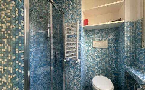 Appartamento Chiavari, Roma: Azul, Baño, Arreglo De Tubería, Piso, Pared, Diseño De Interiores, Suelo, Lavabo Del Baño, Loseta, Baño