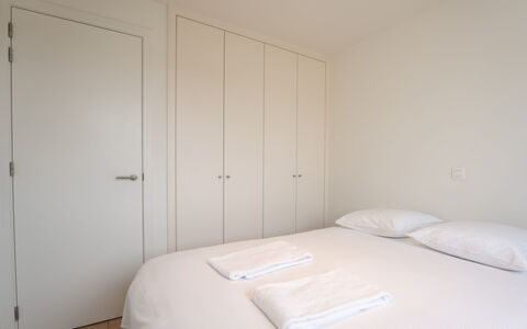 De Strandloper i with Parking & Airco: Mueble, Diseño De Interiores, Piso, Techo, Suelo, Silla, Habitación, Encendiendo, Mesa, Cocina Y Comedor Mesa