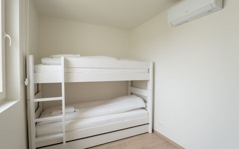 De Strandloper i with Parking & Airco: Mueble, Diseño De Interiores, Piso, Techo, Suelo, Silla, Habitación, Encendiendo, Mesa, Cocina Y Comedor Mesa