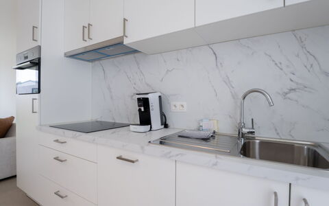 De Strandloper i with Parking & Airco: Mueble, Diseño De Interiores, Piso, Techo, Suelo, Silla, Habitación, Encendiendo, Mesa, Cocina Y Comedor Mesa
