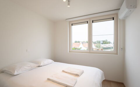De Strandloper i with Parking & Airco: Mueble, Diseño De Interiores, Piso, Techo, Suelo, Silla, Habitación, Encendiendo, Mesa, Cocina Y Comedor Mesa