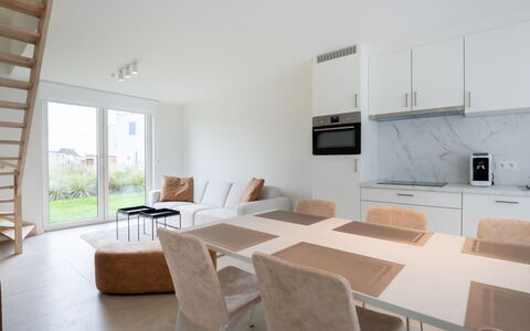 De Strandloper i with Parking & Airco: Mueble, Diseño De Interiores, Piso, Techo, Suelo, Silla, Habitación, Encendiendo, Mesa, Cocina Y Comedor Mesa