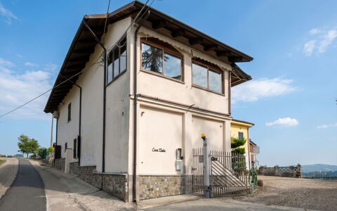 Nada: Arquitectura, Fachada, Casa, Techo, Barrio Residencial, Casa, Puerta, Asentamientos Humanos, Ventana De Guillotina, Suburbio