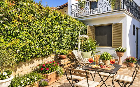 Le Fonti - Giardino: Mueble, Diseño De Interiores, Piso, Techo, Suelo, Silla, Habitación, Encendiendo, Mesa, Cocina Y Comedor Mesa