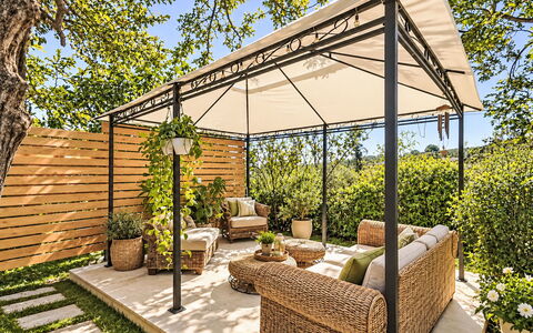 Le Fonti - Giardino: Mueble, Diseño De Interiores, Piso, Techo, Suelo, Silla, Habitación, Encendiendo, Mesa, Cocina Y Comedor Mesa