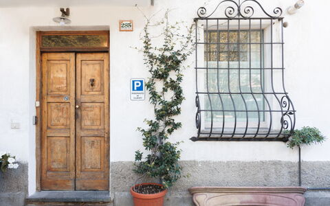 Lagomonti Apartments: Piso, Habitación, Lecho, Cama, Marco De La Cama, Linos, Sábana, Madera Dura, Colchón, Suelos De Madera