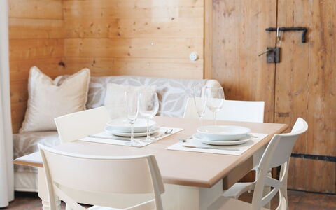 Lagomonti Apartments: Piso, Habitación, Lecho, Cama, Marco De La Cama, Linos, Sábana, Madera Dura, Colchón, Suelos De Madera