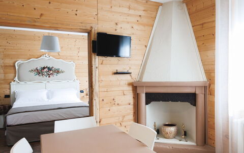 Lagomonti Apartments: Piso, Habitación, Lecho, Cama, Marco De La Cama, Linos, Sábana, Madera Dura, Colchón, Suelos De Madera