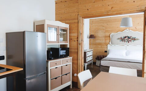 Lagomonti Apartments: Piso, Habitación, Lecho, Cama, Marco De La Cama, Linos, Sábana, Madera Dura, Colchón, Suelos De Madera