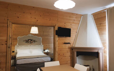Lagomonti Apartments: Piso, Habitación, Lecho, Cama, Marco De La Cama, Linos, Sábana, Madera Dura, Colchón, Suelos De Madera