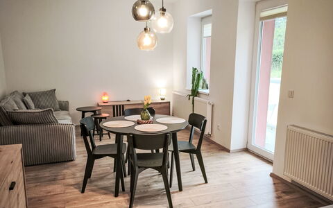 Aneta: Piso, Habitación, Lecho, Cama, Marco De La Cama, Linos, Sábana, Madera Dura, Colchón, Suelos De Madera