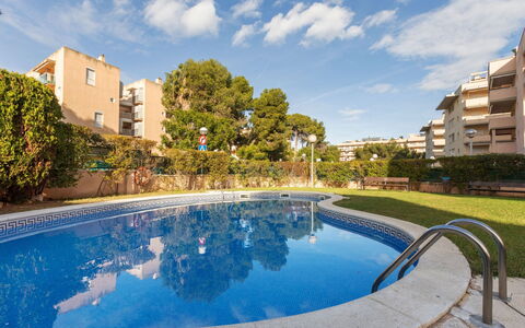 Montserrada: Piso, Habitación, Lecho, Cama, Marco De La Cama, Linos, Sábana, Madera Dura, Colchón, Suelos De Madera