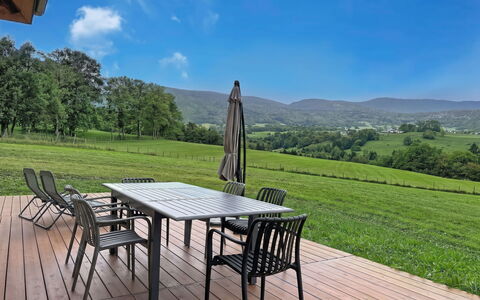 La Grange à Luc: Mueble, Mesa, Mueble Para Exteriores, Mesa Al Aire Libre, Cocina Y Comedor Mesa, Madera Dura, Silla, Manchas De Madera, Sombra, Cubierta