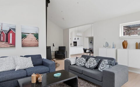 Evtim - 275M from the Sea: Sofá, Mueble, Diseño De Interiores, Sala, Piso, Suelo, Techo, Habitación, Casa