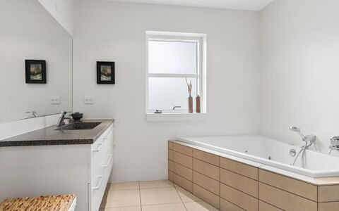 Evtim - 275M from the Sea: Piso, Pared, Diseño De Interiores, Suelo, Arreglo De Tubería, Techo, Mueble De Baño, Baño, Lavabo, Grifo