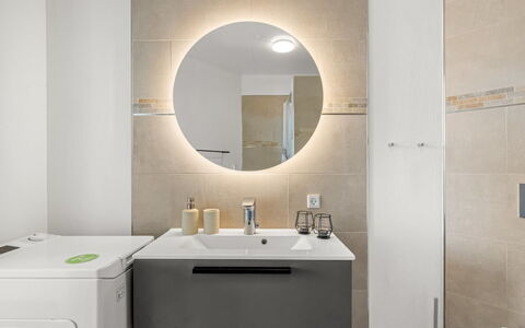 Tarm 689: Piso, Arreglo De Tubería, Suelo, Diseño De Interiores, Mueble De Baño, Lavabo, Lavabo Del Baño, Gabinetes, Grifo, Baño