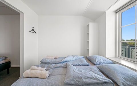Tarm 689: Suelo, Piso, Mueble, Pared, Diseño De Interiores, Habitación, Madera, Techo, Cama, Habitación