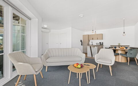 Alban - 50M to the Fjord: Mueble, Diseño De Interiores, Piso, Suelo, Madera, Techo, Sala, Sofá, Mesa, Habitación