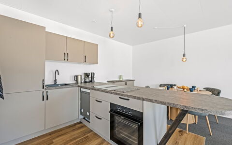 Alban - 50M to the Fjord: Piso, Mueble, Diseño De Interiores, Mostrador, Madera, Cocina, Suelo, Techo, Gabinetes, Suelos De Madera