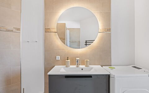 Alban - 50M to the Fjord: Diseño De Interiores, Piso, Pared, Suelo, Arreglo De Tubería, Mueble De Baño, Espejo, Mueble, Gabinetes, Baño