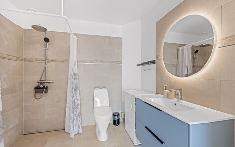 Apsolon - 50M to the Fjord: Piso, Suelo, Arreglo De Tubería, Diseño De Interiores, Mueble De Baño, Baño, Plomería, Espejo, Lavabo, Grifo