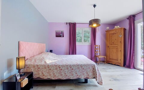 Moun Pantai: Mueble, Diseño De Interiores, Pared, Habitación, Cama, Suelo, Piso, Habitación, Textil, Casa