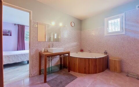 Moun Pantai: Piso, Diseño De Interiores, Arreglo De Tubería, Suelo, Bañera, Baño, Techo, Plomería, Encendiendo, Habitación