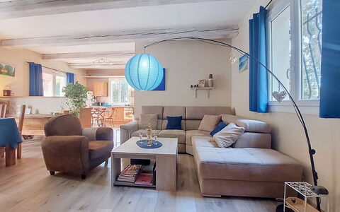 Moun Pantai: Mueble, Diseño De Interiores, Sofá, Piso, Suelo, Sala, Madera, Techo, Habitación, Mesa
